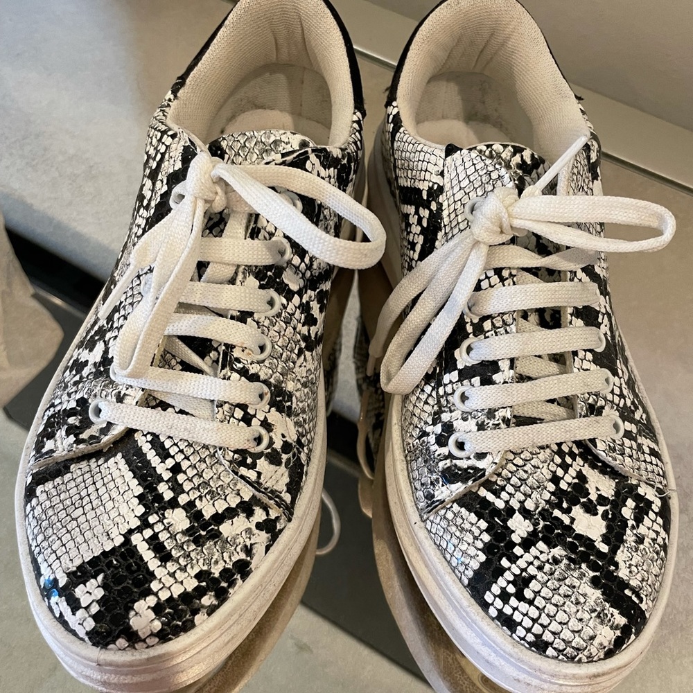 Snake print black & white sneakers